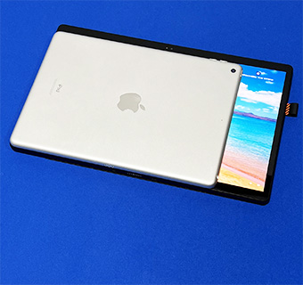 ASUS Vivobook 13 Slate OLED T3304GA iPadとの大きさ比較