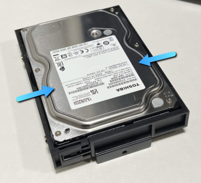 3.5インチマウンタを閉じる