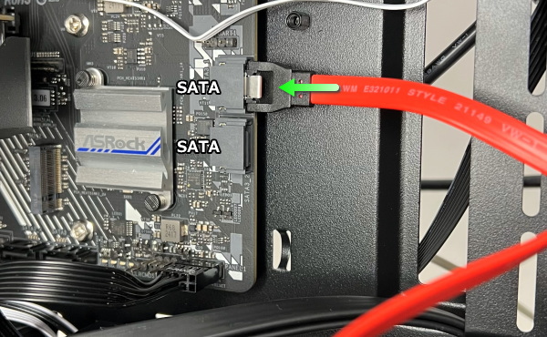 SATAケーブルをマザボの側面端子に取り付け