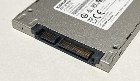 2.5インチSSDの端子部