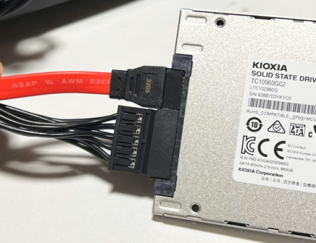 2.5インチSSDにケーブル取り付け