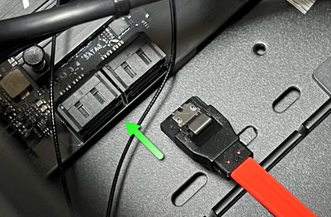 マザーボードにSATAケーブルを挿す