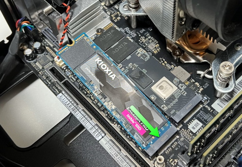 NVMe SSD を差し込む