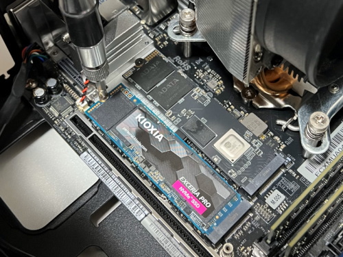 NVMe SSD をネジ止め